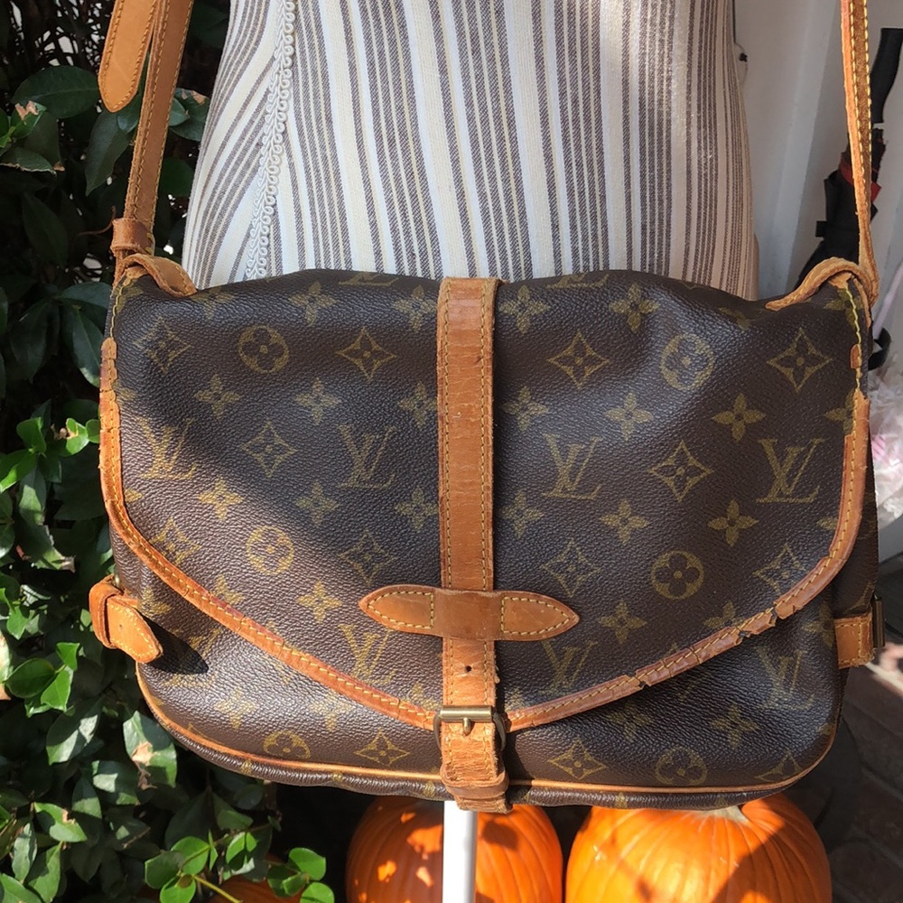 Authentic Louis Vuitton Saumur 30 Crossbody Monogram Canvas - Picture 3 of 17